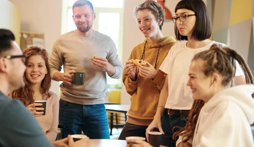 colleagues-drinking-coffee-in-office-img